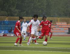 全球足球赛事中女性选手斗志昂扬，闪耀赛场