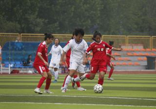 全球足球赛事中女性选手斗志昂扬，闪耀赛场