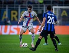 巴萨前锋在比赛中受伤，目前伤势未明