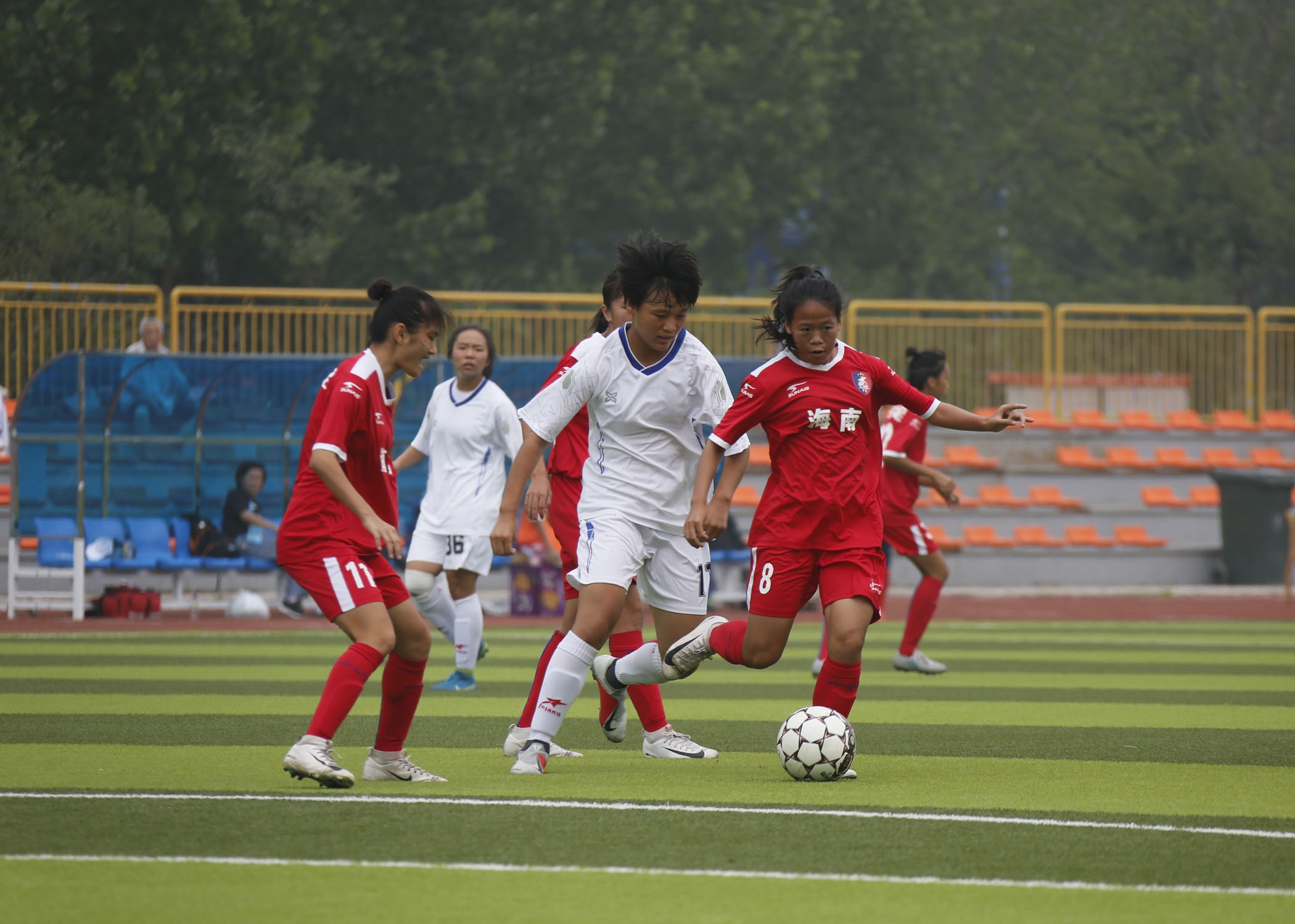 全球足球赛事中女性选手斗志昂扬,闪耀赛场