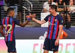 巴萨前锋在比赛中受伤,目前伤势未明