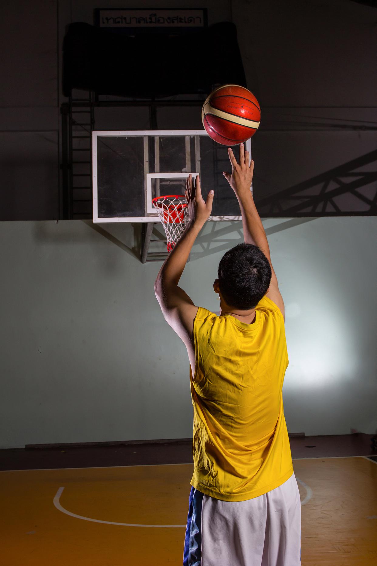包含紧张激烈!职业篮球赛场上球员的投篮实力的词条