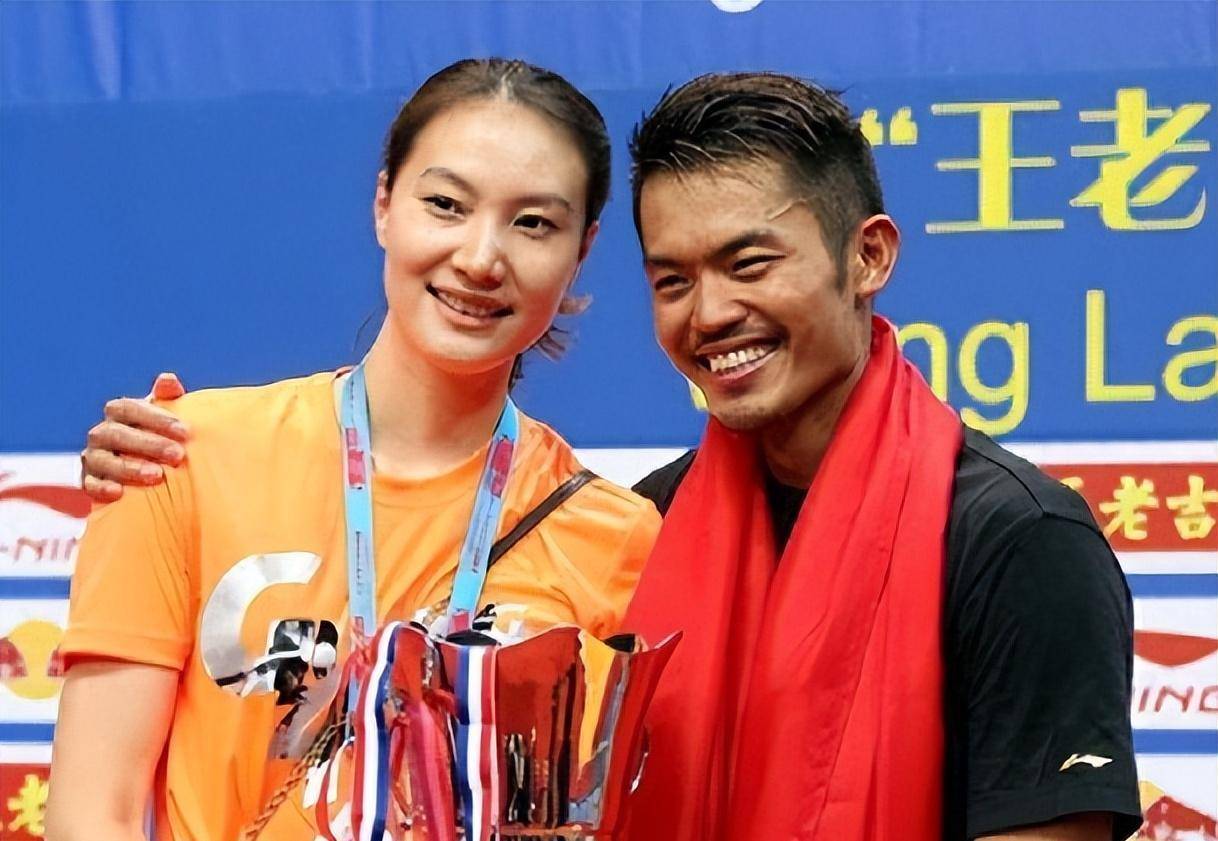 震撼!林丹在游泳赛场夺冠!