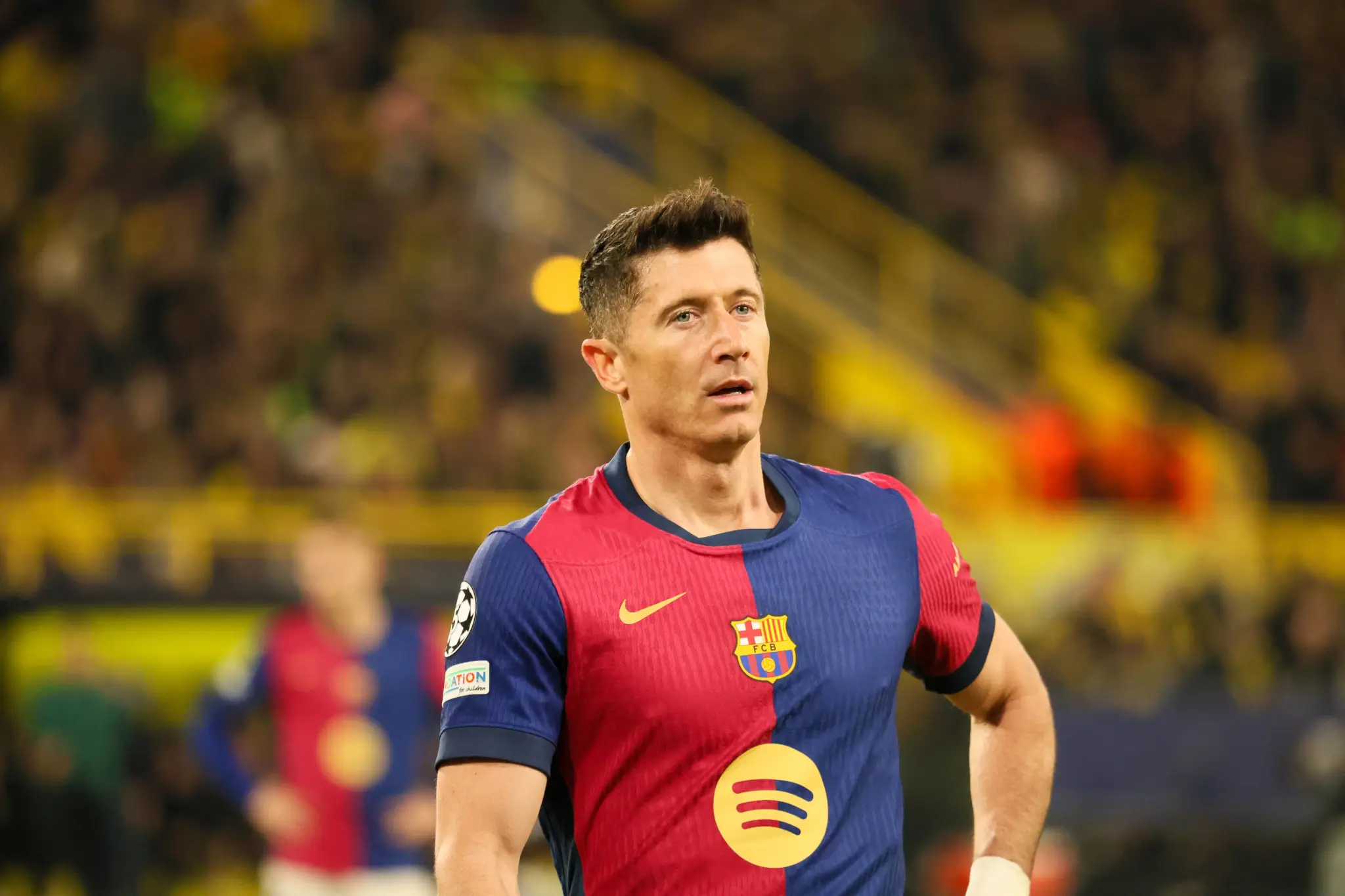 败北引发热议!,莱万多夫斯基在公牛比赛中领先优势明显气势如虹延续(莱万多夫斯基双标言论)